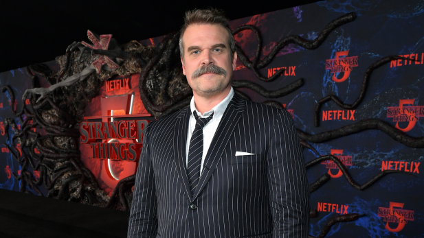 Após polêmicas, David Harbour abandona filme com Pedro Pascal e Olivia Wilde por motivo inesperado