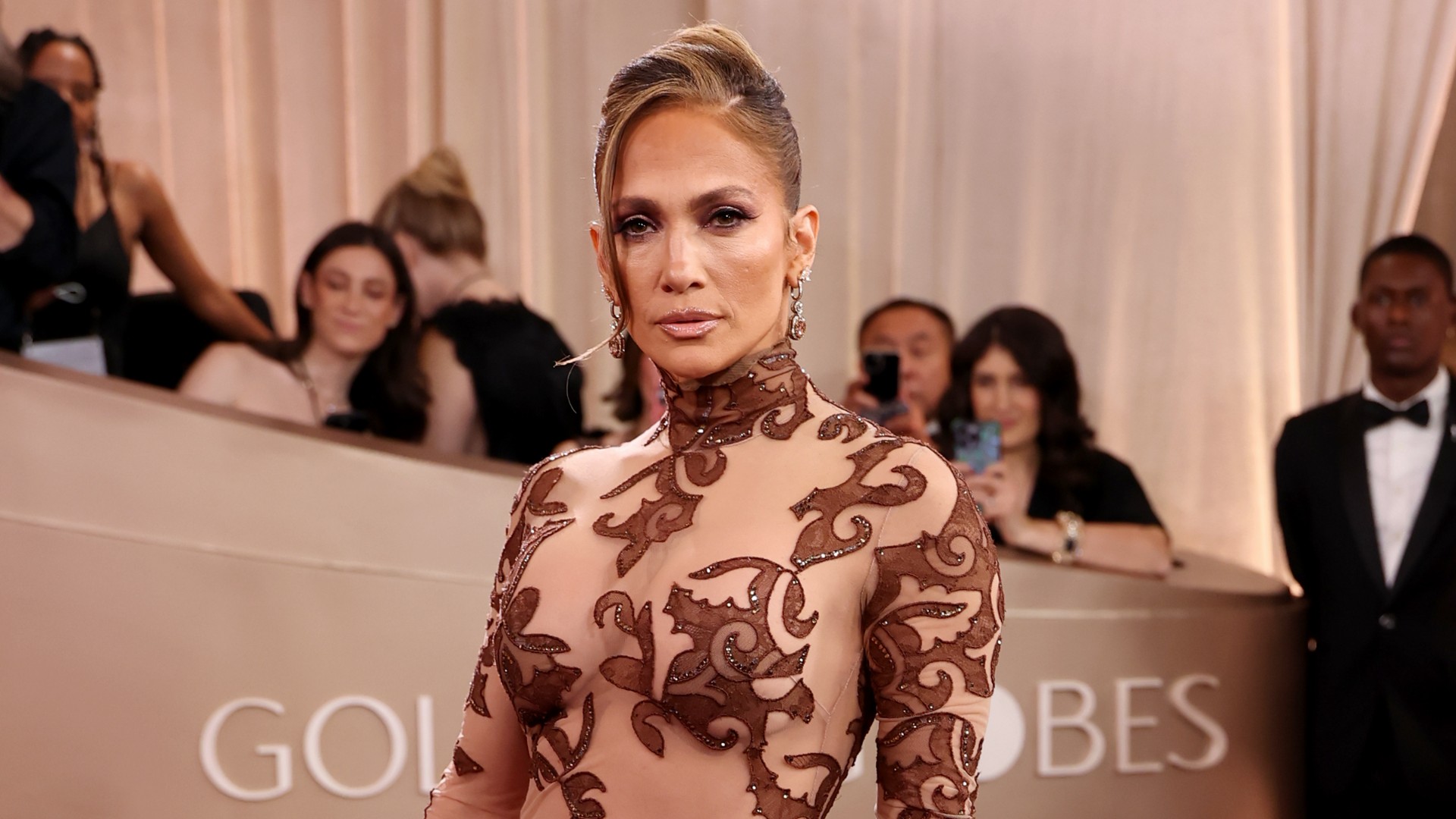Após Jennifer Lopez ser acusada de tratar mal diretor em vídeo viral do Globo de Ouro, ele explica o que realmente aconteceu; assista
