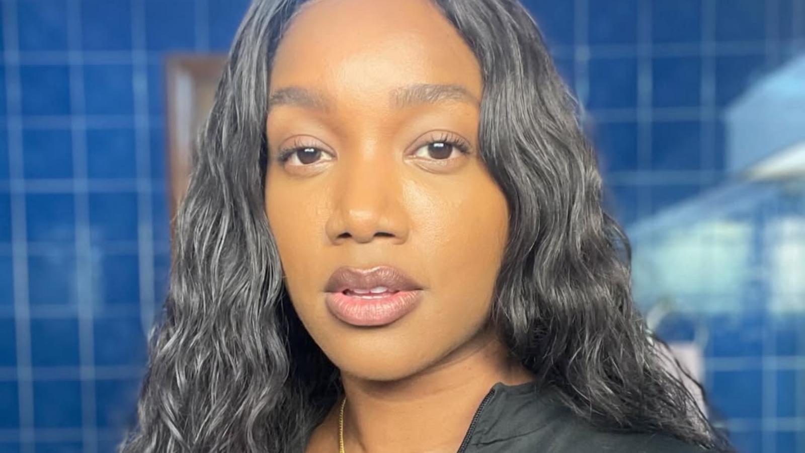 IZA é vista em clima de romance com ator no Réveillon; assista