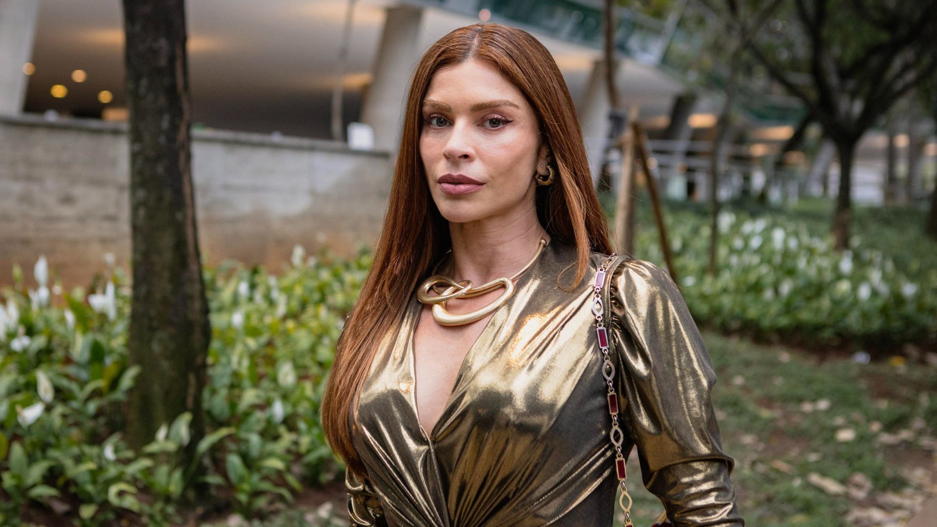 Três Graças: Arminda comemora morte de Rogério e acaba humilhada por reviravolta