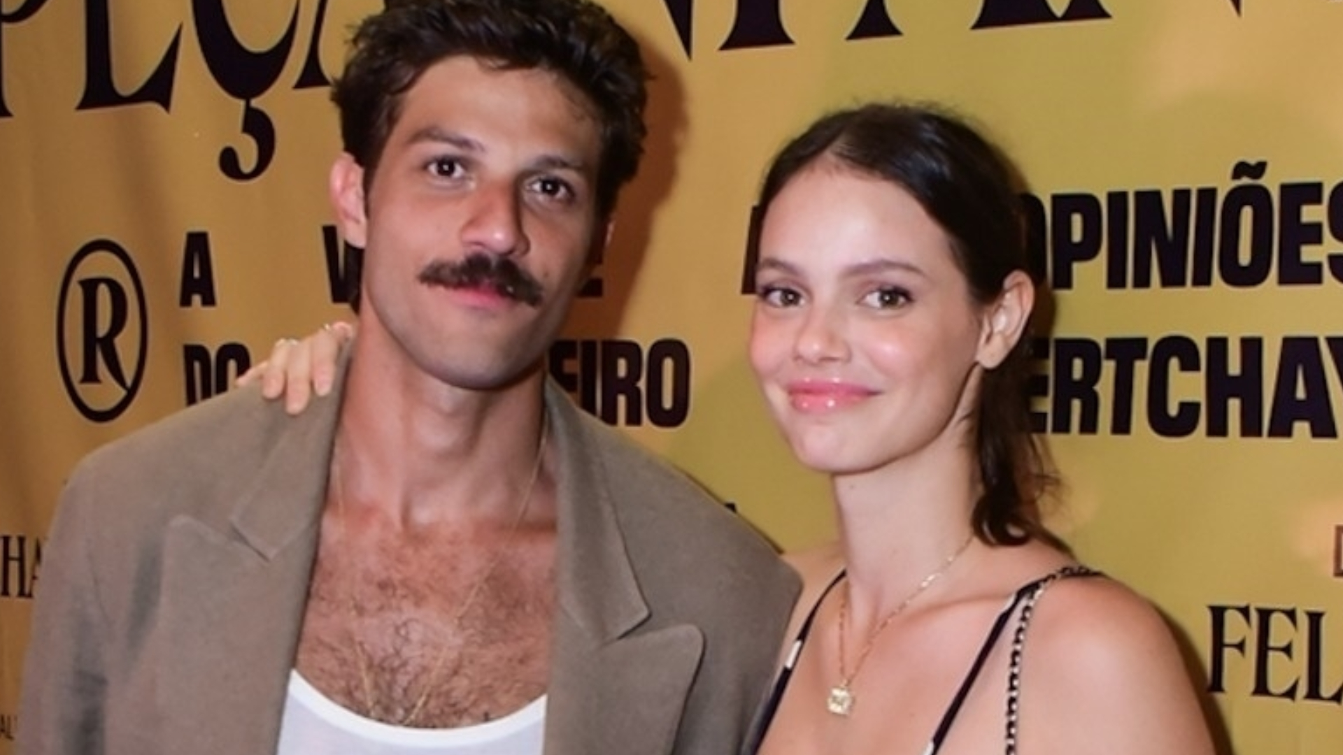 Chay Suede conta que levou “perdido” de Laura Neiva e revela como conquistou a atriz: “Eu investiguei”; assista