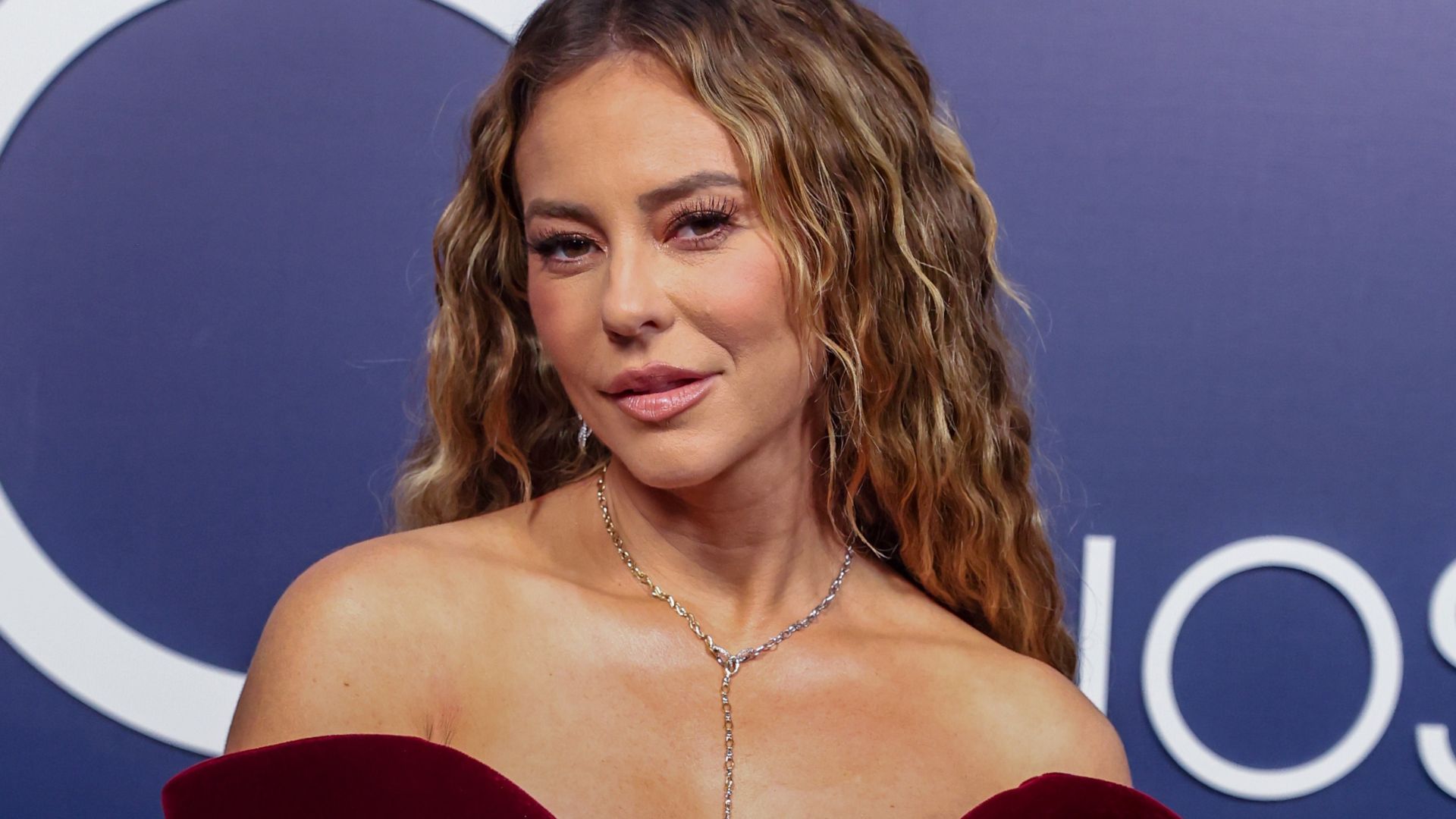 Paolla Oliveira se manifesta após jornal afirmar que ela teria recebido “caminhão de rosas” e faz alerta