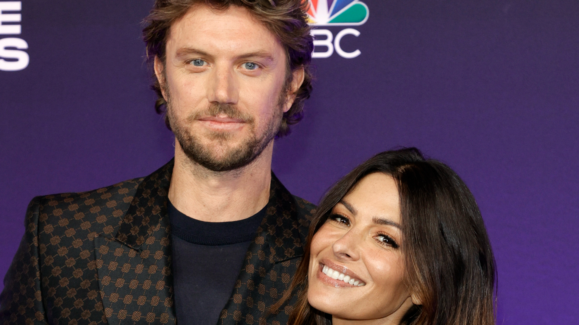 Sarah Shahi, de “Sex/Life”, revela fator decisivo para o fim do relacionamento com Adam Demos; assista