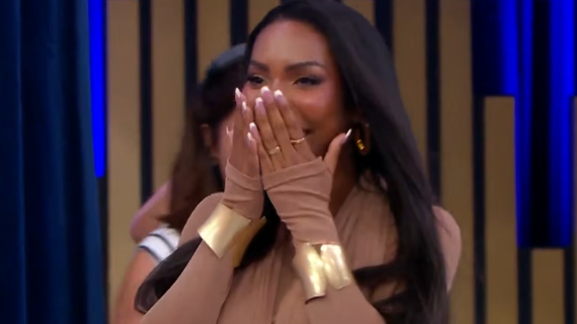 Carol Lekker é pega de surpresa com pedido de casamento ao vivo na TV; assista