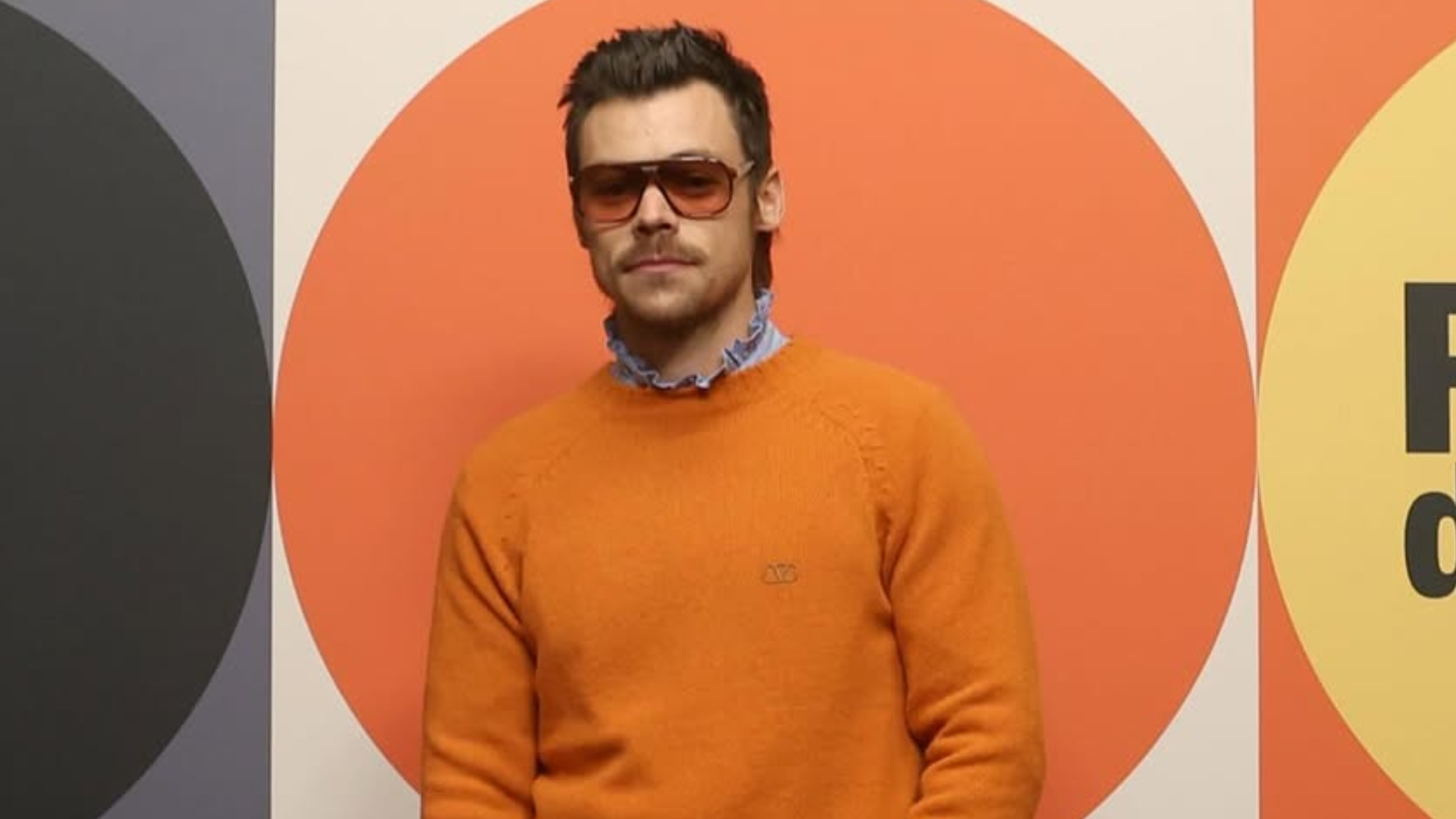 Harry Styles reage a rumores de que teria feito implante capilar; assista