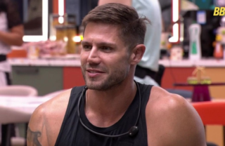 BBB 26: Jonas é flagrado em momento íntimo e web reage: ‘Arma calibre 22’; assista