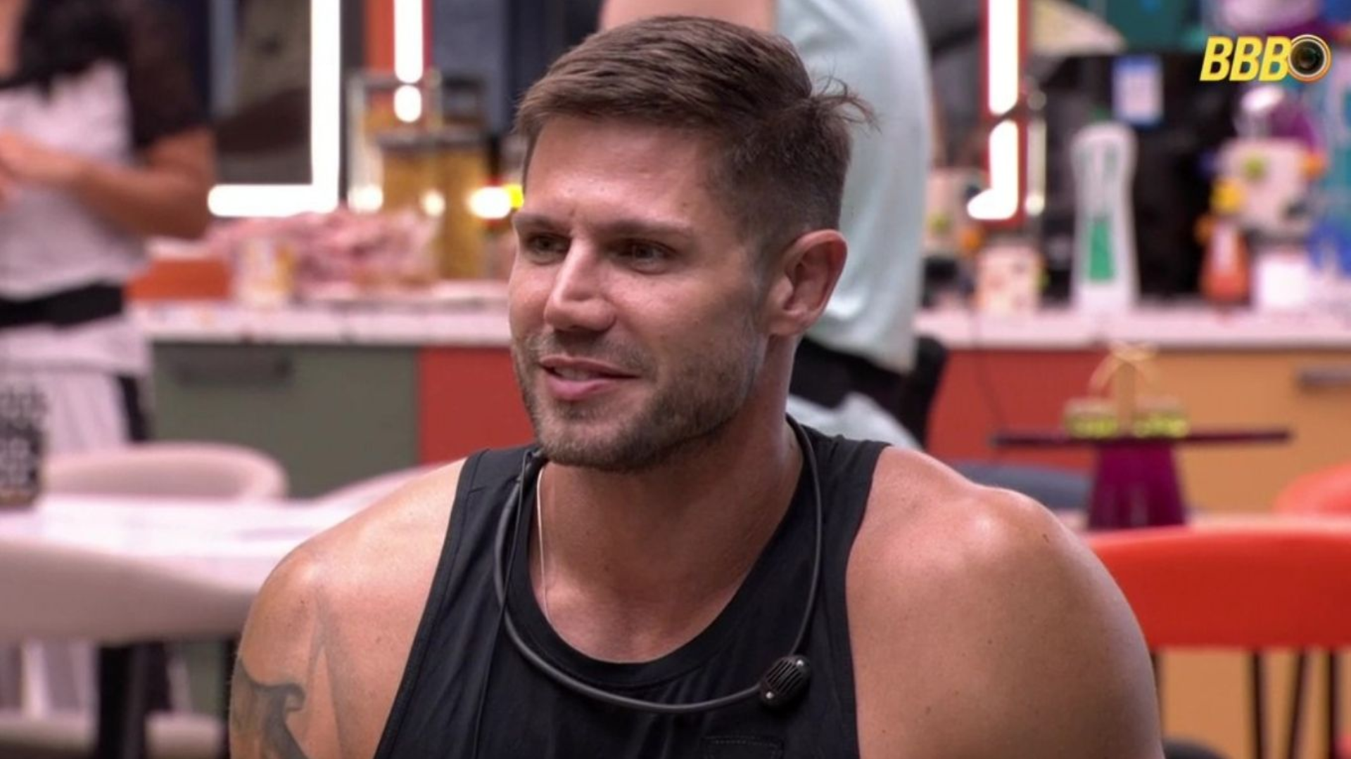 BBB 26: Jonas é flagrado em momento íntimo e web reage: ‘Arma calibre 22’; assista