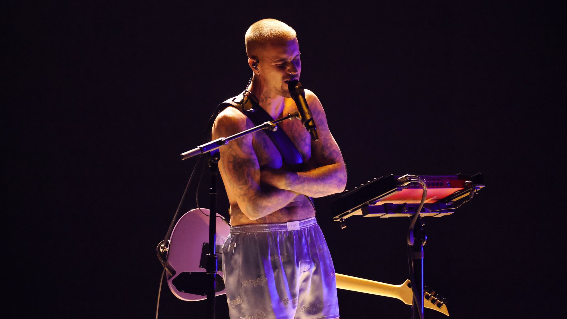 Grammy 2026: Em aguardado retorno, Justin Bieber faz performance intimista de “YUKON” — e só de cueca! Assista