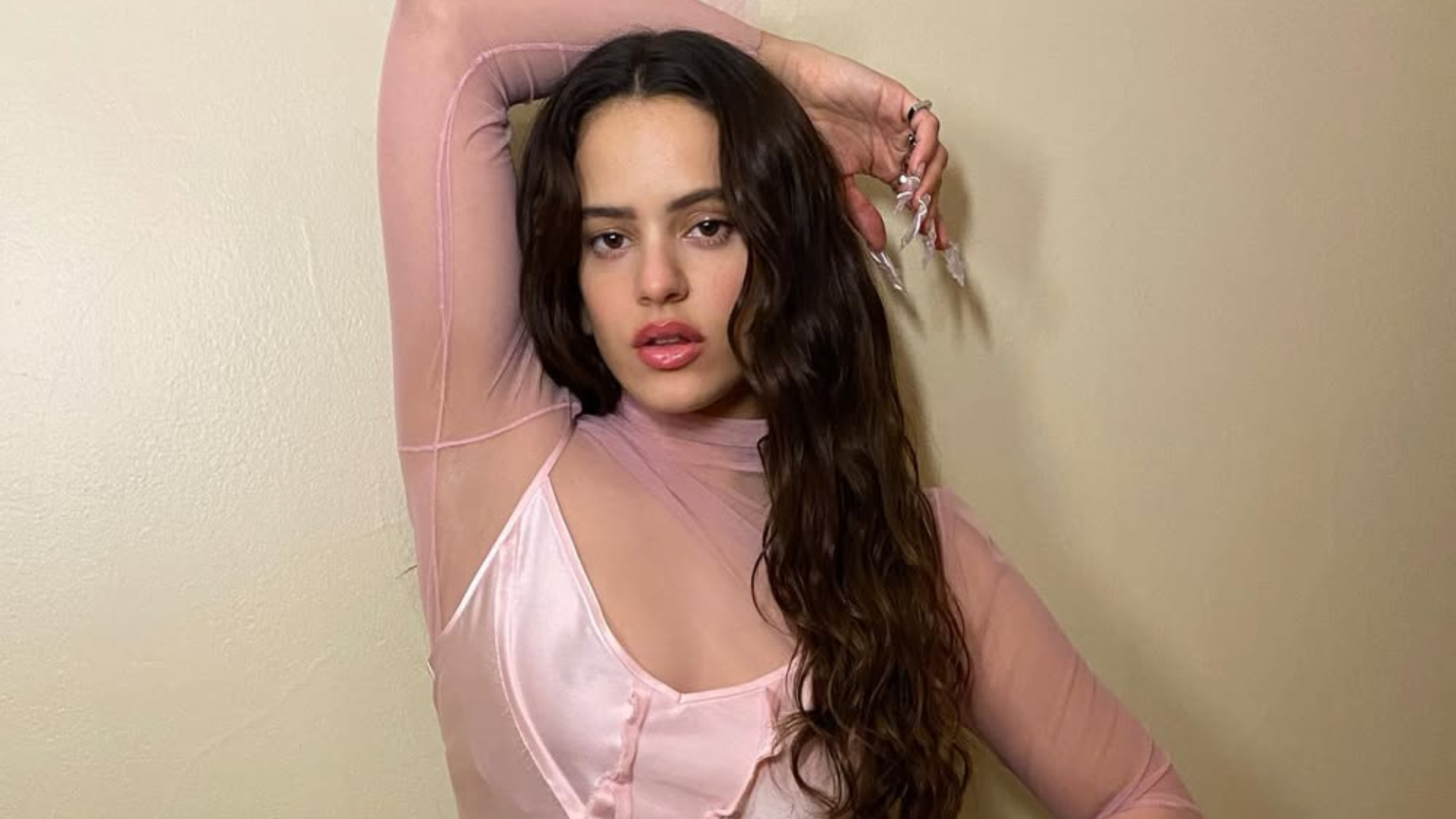 Rosalía atualiza estado de saúde e publica foto após interromper show na Itália por intoxicação alimentar