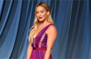 Hilary Duff chora ao falar abertamente sobre o afastamento da família: “É devastador”; assista