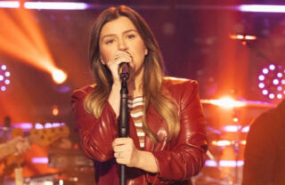 Kelly Clarkson faz exposed sobre prêmio do “American Idol” e surpreende com revelação: “Eles mentiram”; assista