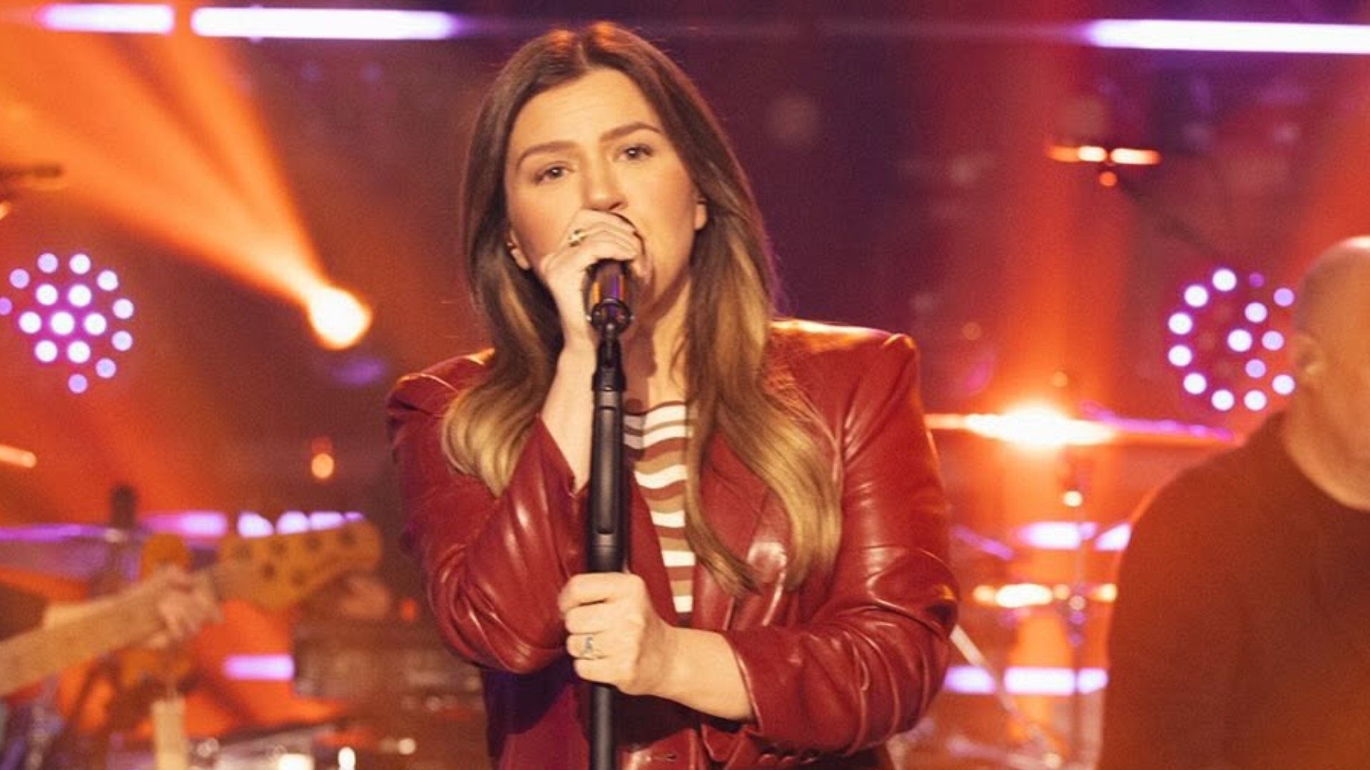 Kelly Clarkson faz exposed sobre prêmio do “American Idol” e surpreende com revelação: “Eles mentiram”; assista