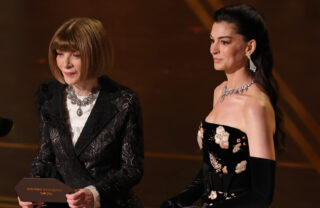 Oscar 2026: Anne Hathaway e Anna Wintour recriam momento icônico de “O Diabo Veste Prada” no palco; assista