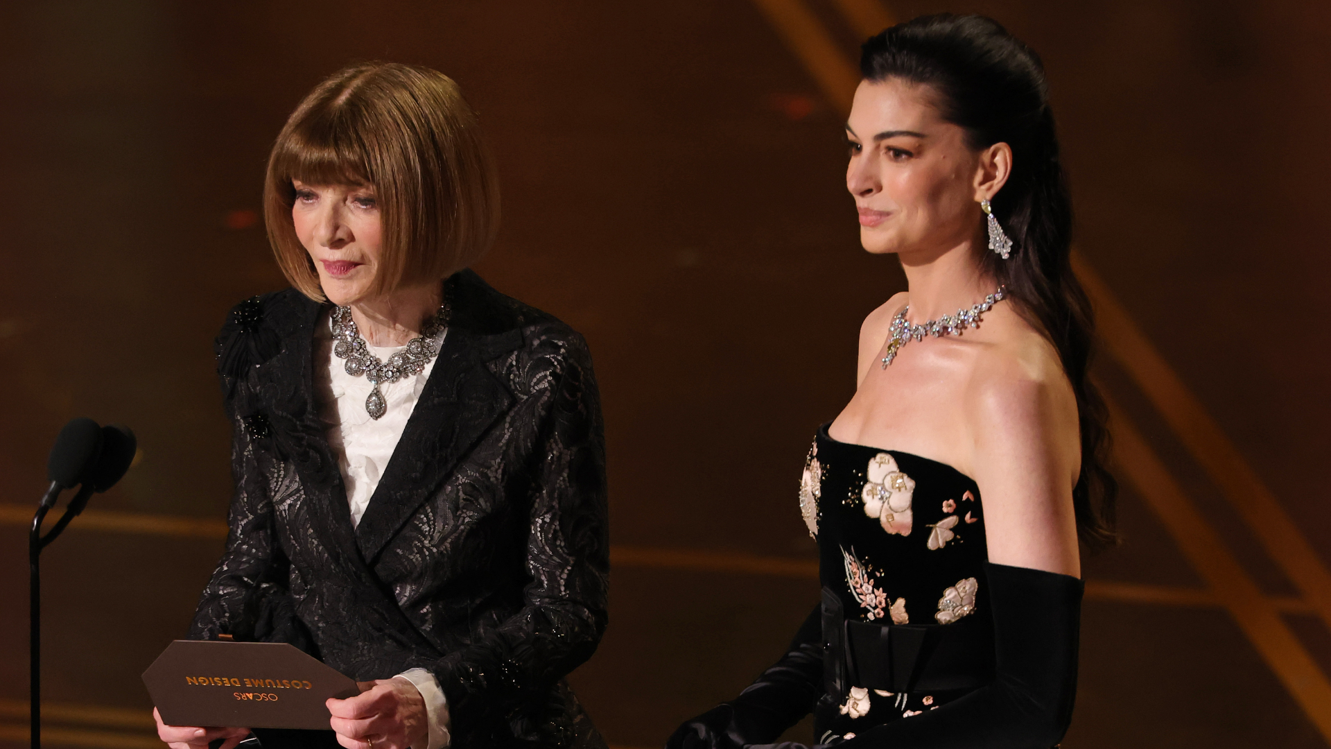 Oscar 2026: Anne Hathaway e Anna Wintour recriam momento icônico de “O Diabo Veste Prada” no palco; assista