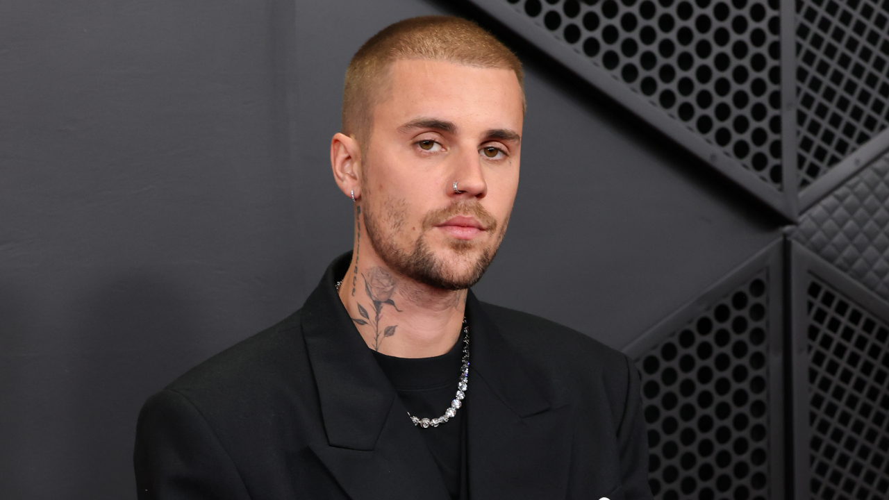 Vídeo: Justin Bieber se irrita com paparazzi após jantar com Hailey e arremessa garrafa d’água contra grupo