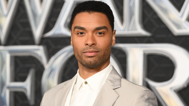 Regé-Jean Page é questionado sobre possibilidade de voltar para “Bridgerton”, e resposta viraliza: “Algo ruim deve ter acontecido”; assista