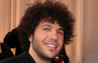 Benny Blanco rebate críticas após ser detonado por aparecer com pés sujos em estreia de podcast; assista