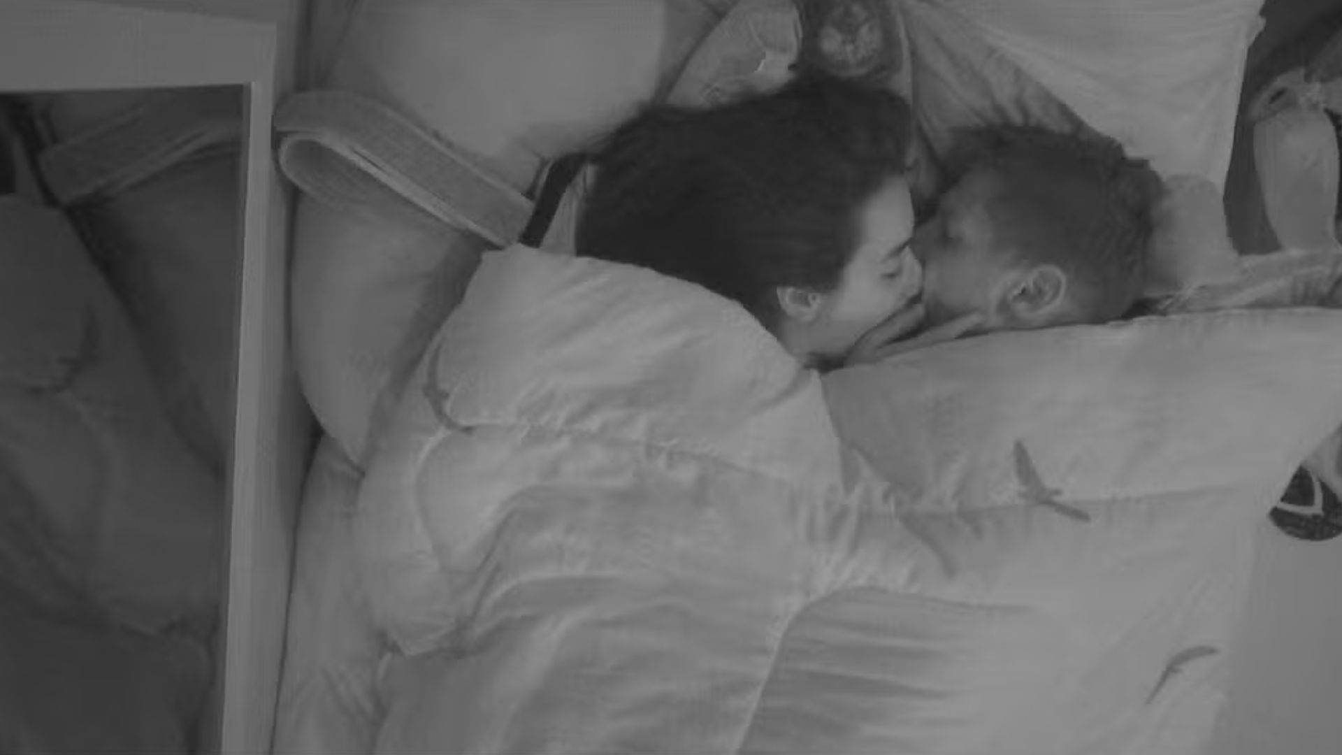 BBB 26: Jordana chama Jonas para a cama e casal protagoniza pegação quente debaixo do edredom; assista