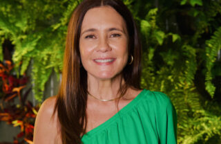 Exclusivo: Adriana Esteves faz confissão sobre possível sequência de “Avenida Brasil” e diz por que não assiste a reprises