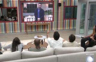 Casa do Patrão: VAR mostra vídeo de participante fazendo xixi fora do vaso para os confinados; assista