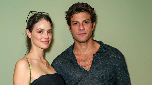 Laura Neiva revela segredo para casamento com Chay Suede, e detalha “dinâmica única” do casal