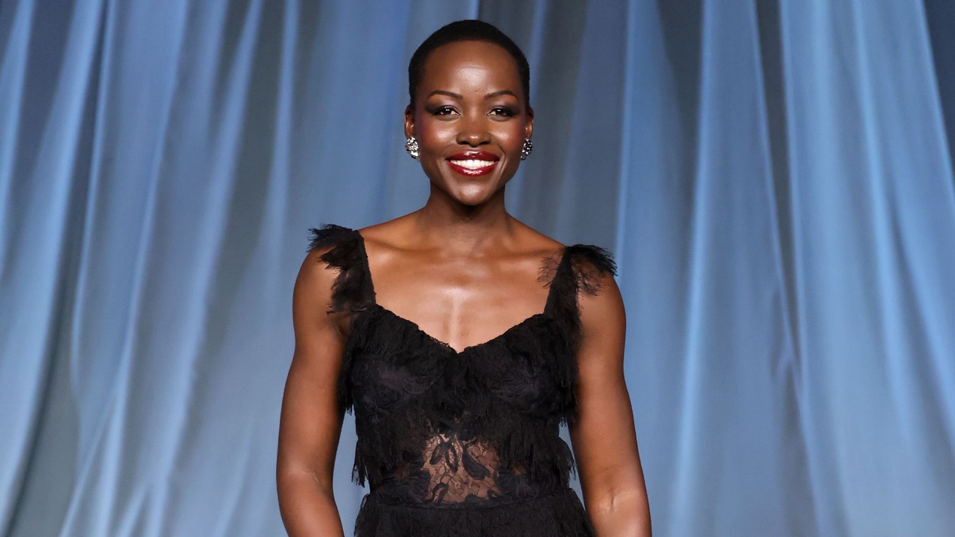 Lupita Nyong’o se pronuncia sobre ataques racistas após ser escolhida para viver Helena de Troia em “A Odisseia”