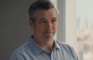 O Diabo Veste Prada 2: Personagem de Patrick Brammall é chamado de “inútil” e esposa do ator reage