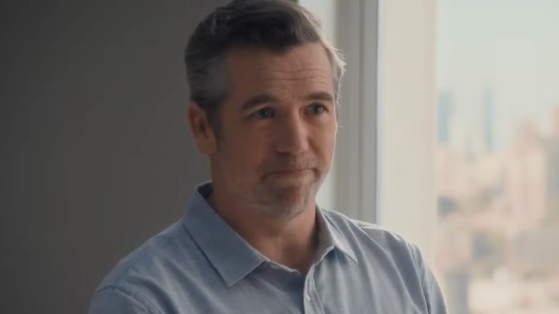 O Diabo Veste Prada 2: Personagem de Patrick Brammall é chamado de “inútil” e esposa do ator reage