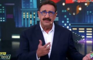 Ratinho faz comentário homofóbico ao vivo no SBT, e é criticado na web: ‘Dois homens se beijando’; assista