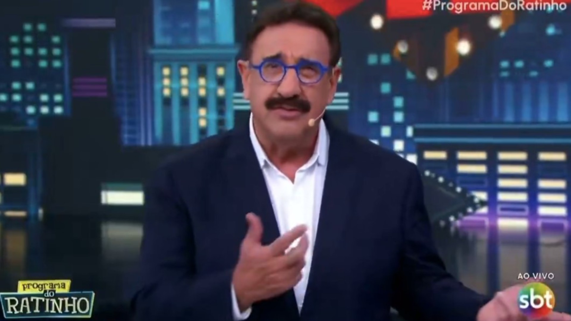 Ratinho faz comentário homofóbico ao vivo no SBT, e é criticado na web: ‘Dois homens se beijando’; assista