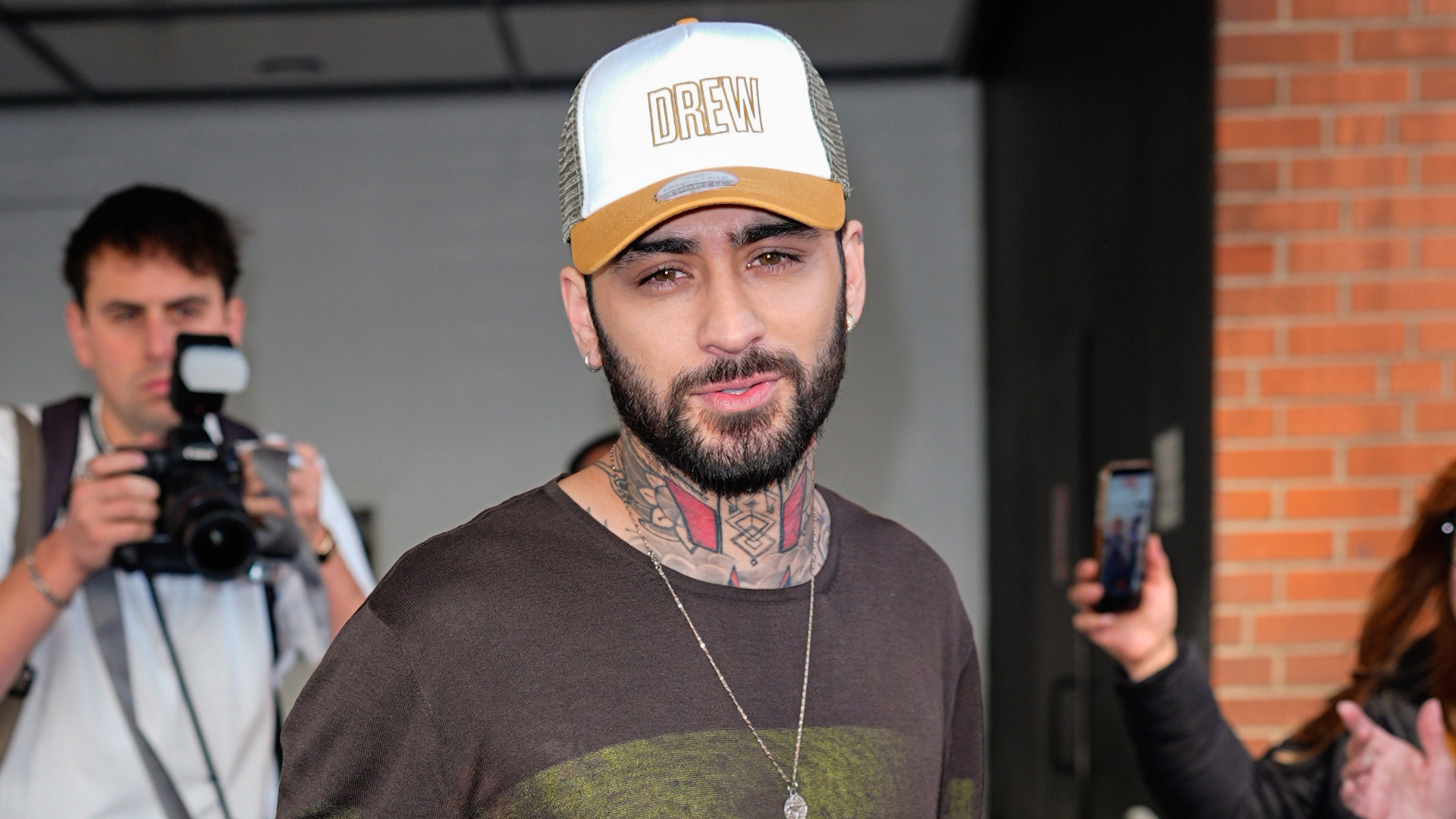 Zayn Malik rebate versão do TMZ após confusão com multidão em frente a hotel; assista