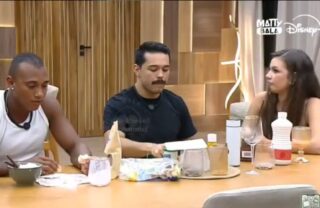 A Casa do Patrão: Boninho dá bronca afiadíssima nos participantes após cantoria; assista