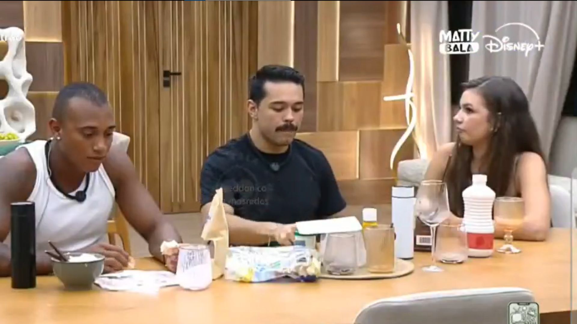 A Casa do Patrão: Boninho dá bronca afiadíssima nos participantes após cantoria; assista