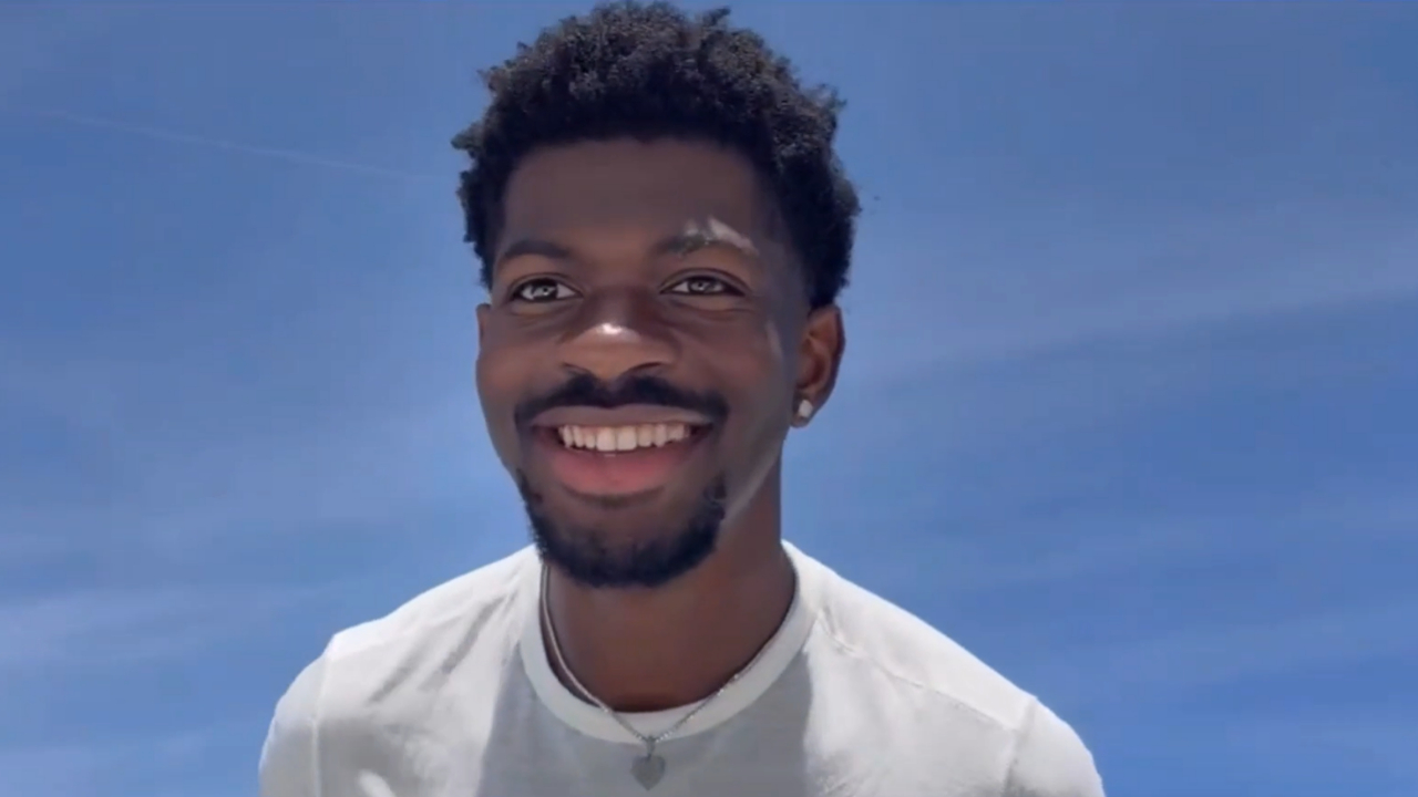 Lil Nas X retorna às redes sociais após meses afastado e revela diagnóstico que recebeu: ‘Extremamente difícil’; assista