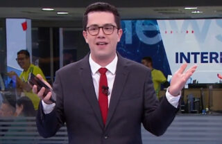 Copa do Mundo: Redação do SBT News interrompe jornal ao vivo ao comemorar gol da virada do Brasil; assista