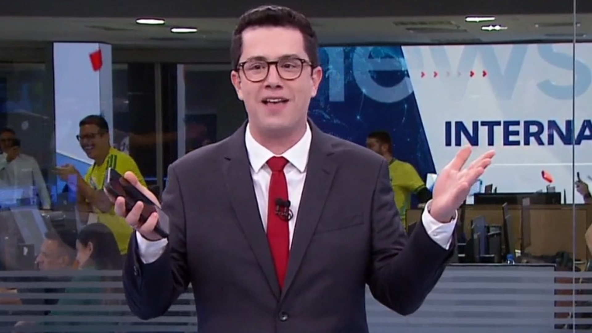 Copa do Mundo: Redação do SBT News interrompe jornal ao vivo ao comemorar gol da virada do Brasil; assista