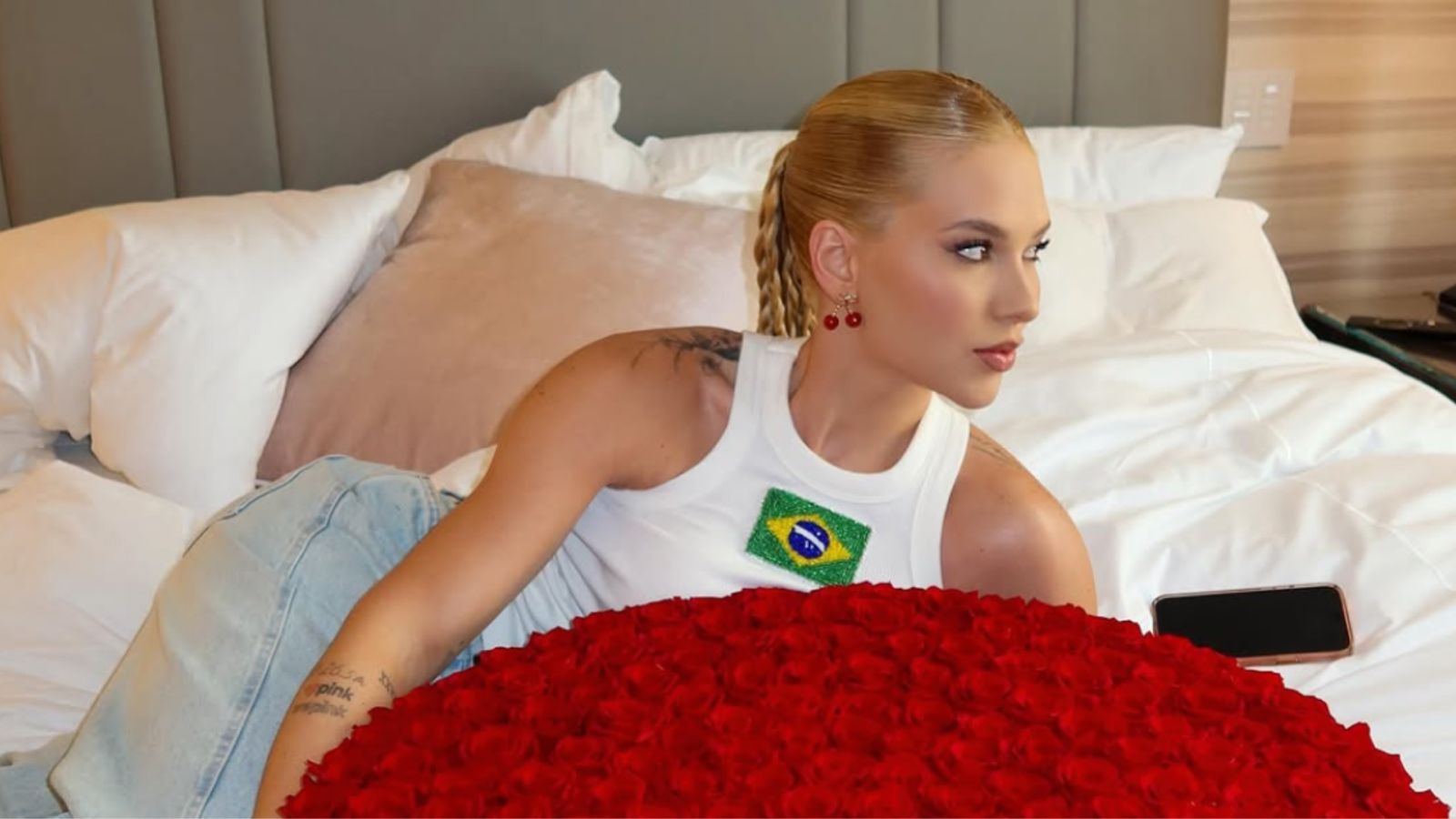Virginia revela mensagem do cartão que acompanhava buquê gigante no Dia dos Namorados; assista