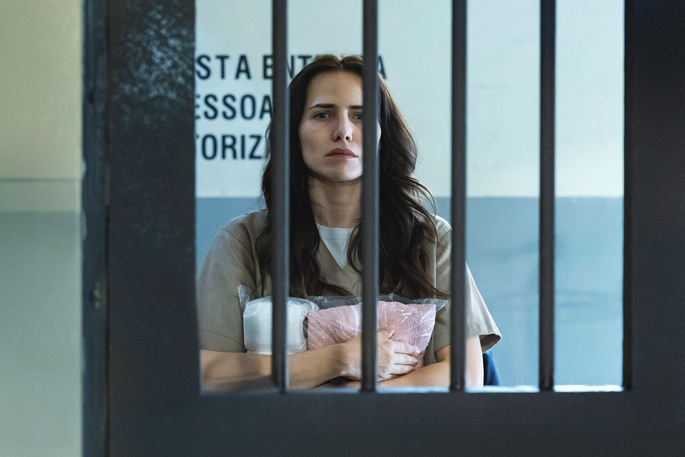 Quem Ama Cuida: Adriana sofre atentado brutal na prisão e consegue vingança contra rival