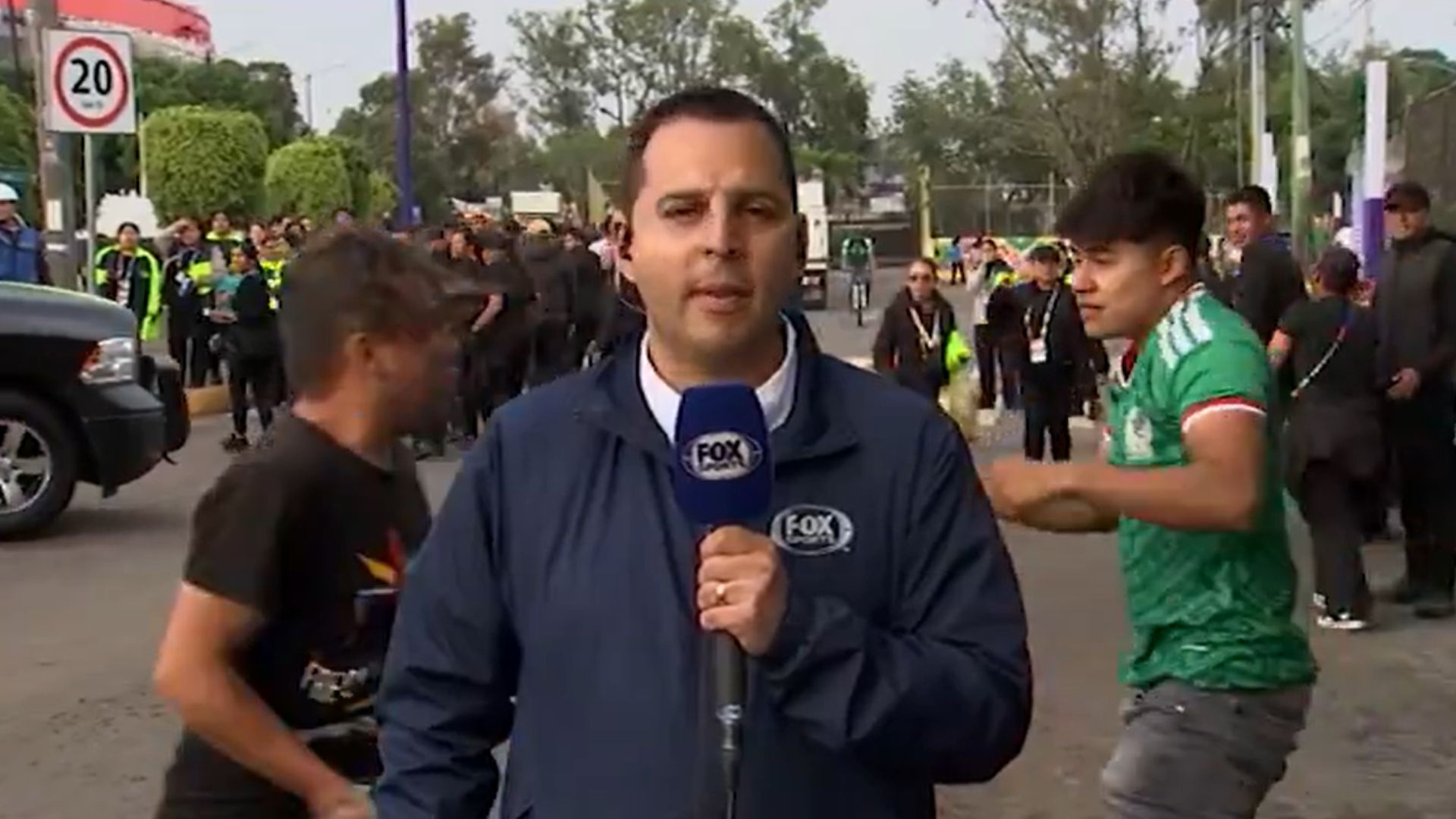 Copa do Mundo 2026: Briga intensa entre torcedores mexicanos interrompe entrada ao vivo de repórter; assista