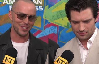 David Corenswet e Nicholas Hoult têm a melhor reação ao verem copo promocional de “Supergirl” que viralizou por formato inusitado; assista