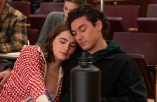 Off Campus: Ella Bright e Belmont Cameli aparecem como Hannah e Garrett nas gravações da 2ª temporada; veja fotos