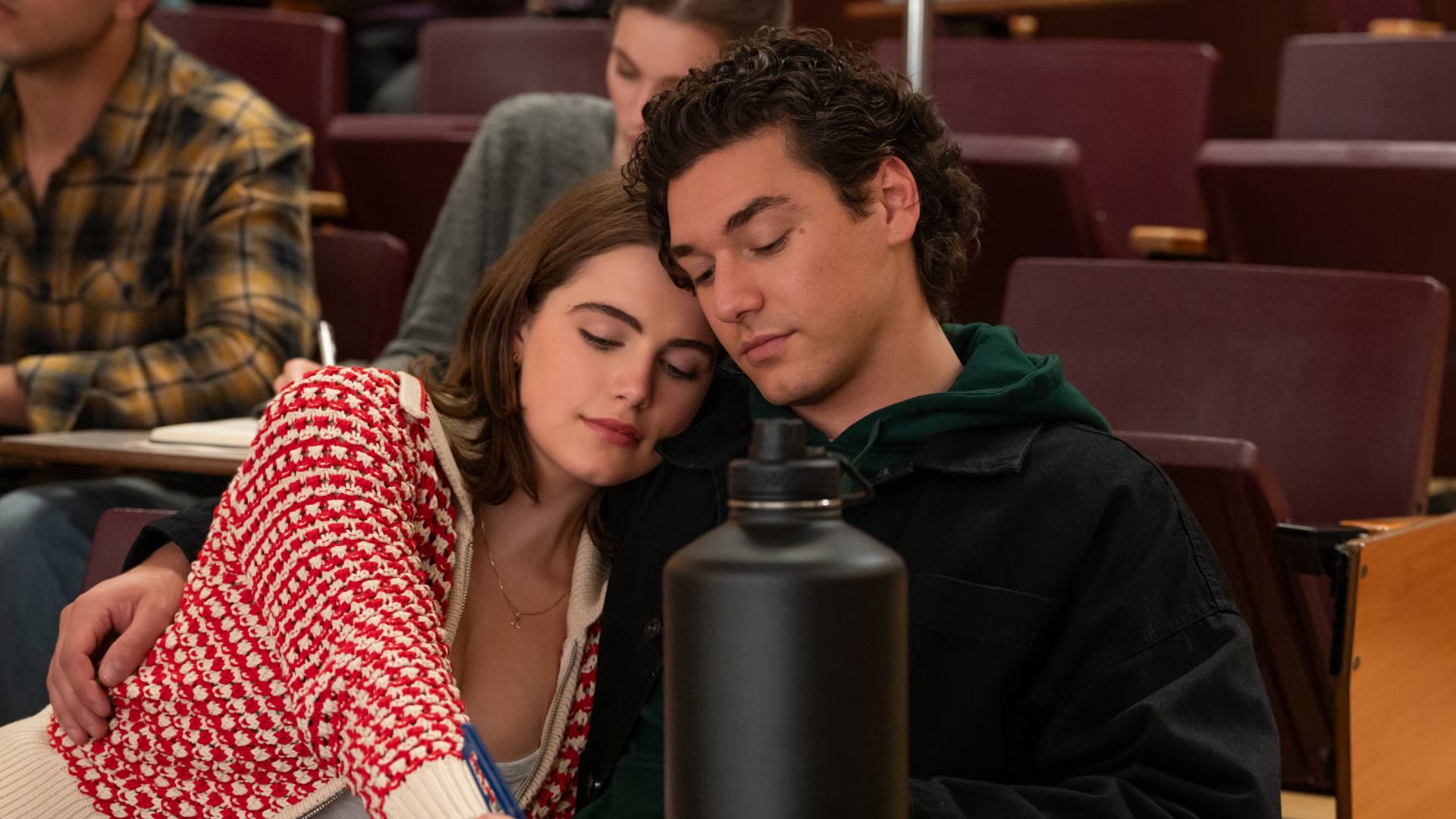 Off Campus: Ella Bright e Belmont Cameli aparecem como Hannah e Garrett nas gravações da 2ª temporada; veja fotos