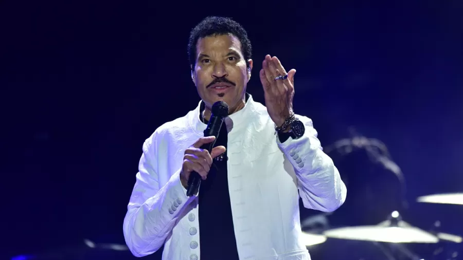 Lionel Richie passa mal durante show, é levado ao hospital e interrompe estreia de turnê; assista
