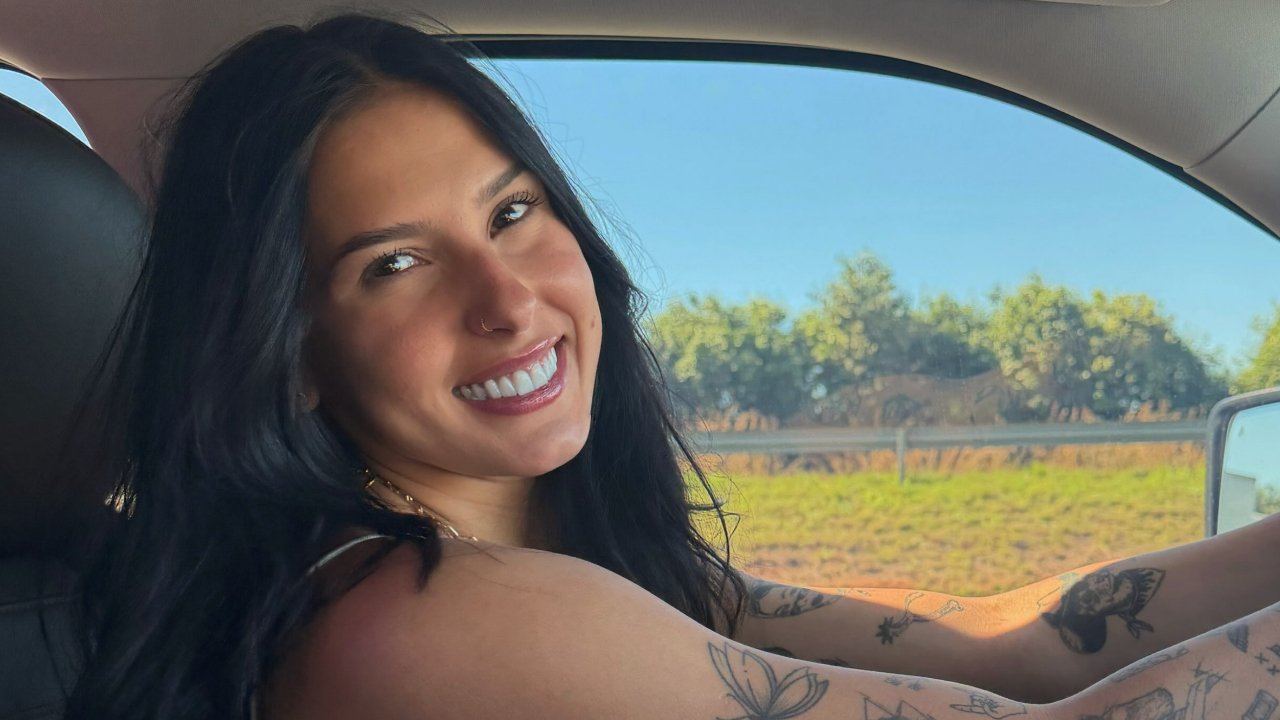 Ana Castela passa sufoco na saída da academia após incidente com moto: “Não sou barbeira”; assista