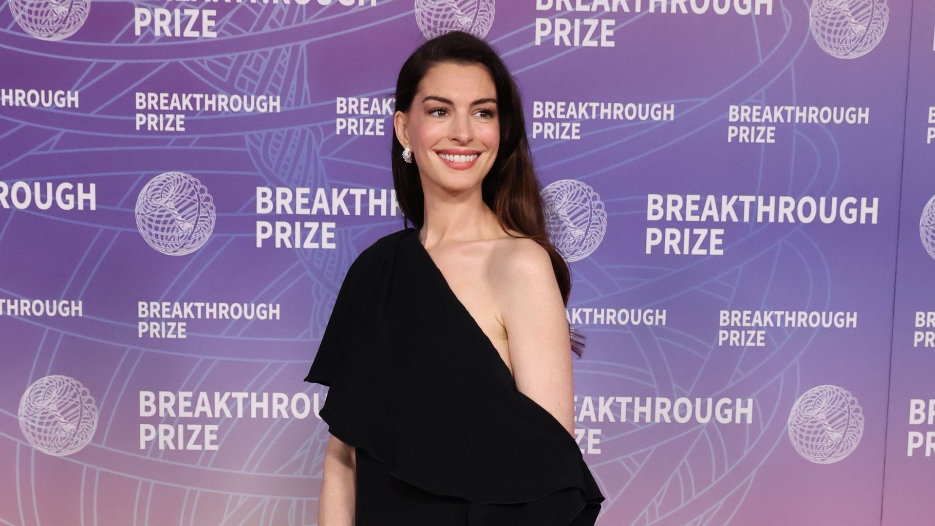 Seth Rogen revela o verdadeiro motivo que levou Anne Hathaway a desistir de “Ligeiramente Grávidos” após os ensaios do filme; assista