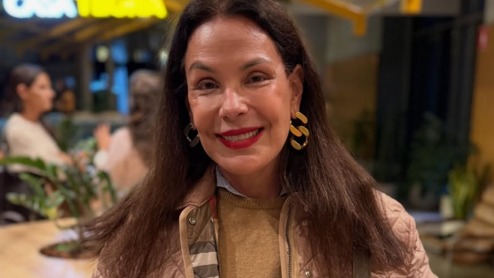 Carolina Ferraz revela que química com colega de elenco em novela acabou com seu casamento; assista