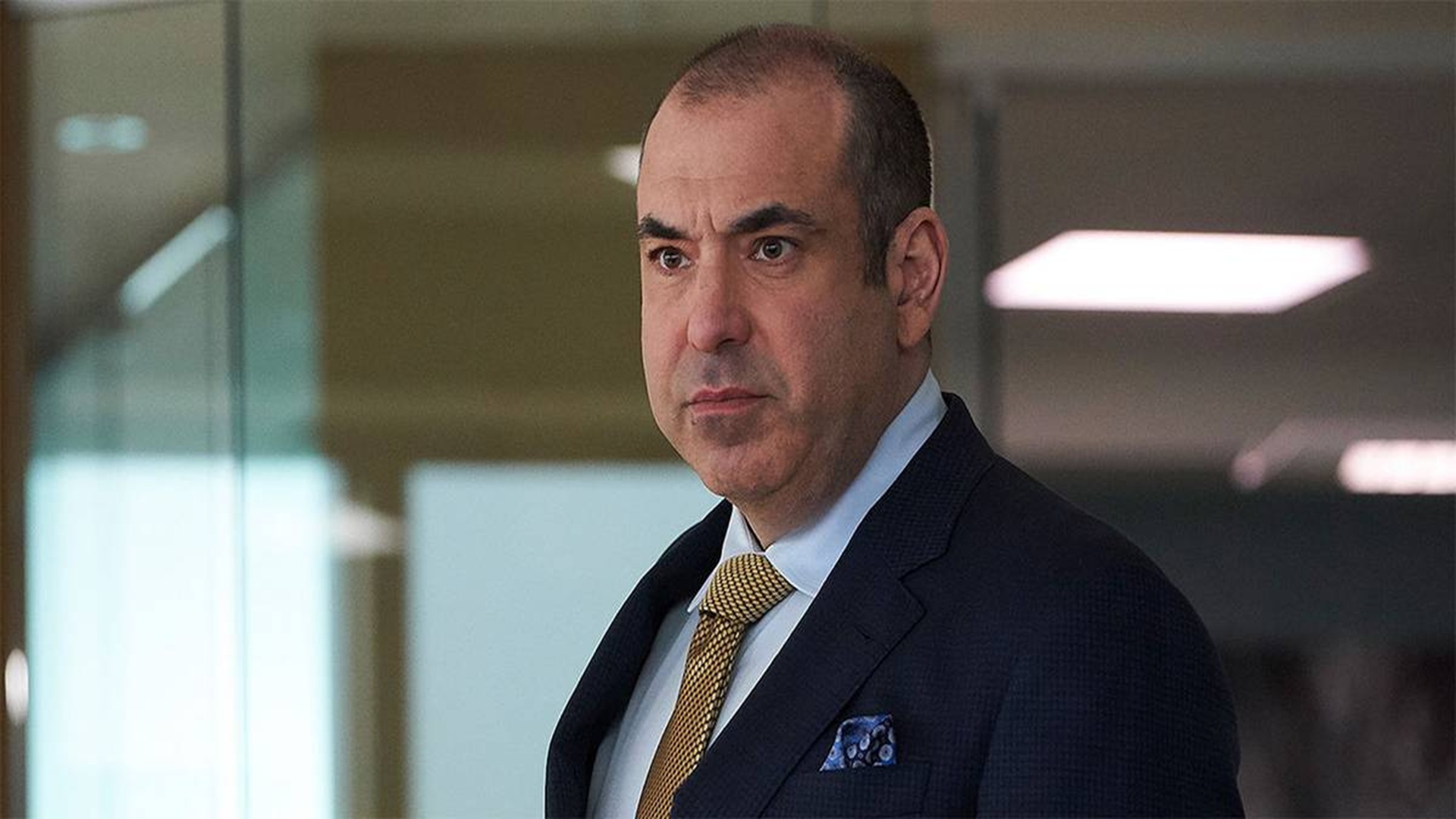 Rick Hoffman, o Louis de “Suits”, surpreende fãs com transformação física e revela segredo; veja antes e depois
