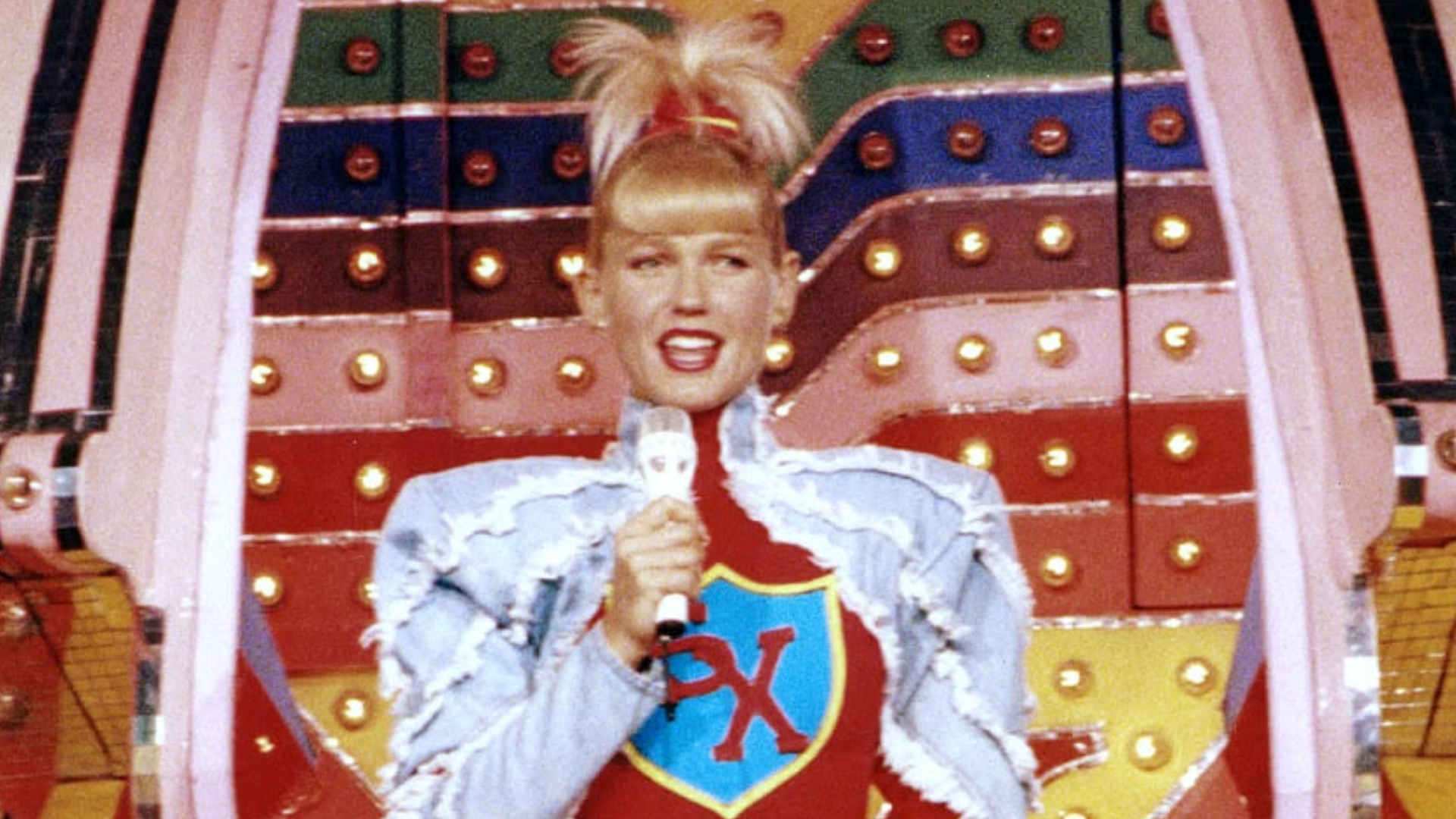 Exclusivo: Xuxa reage à chegada da nave de turnê histórica, dá spoilers de shows, setlist e figurino, e explica escolha de paquitas
