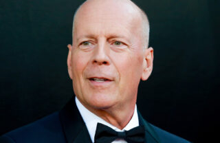 Bruce Willis faz rara aparição pública em Los Angeles após diagnóstico de demência; veja o vídeo