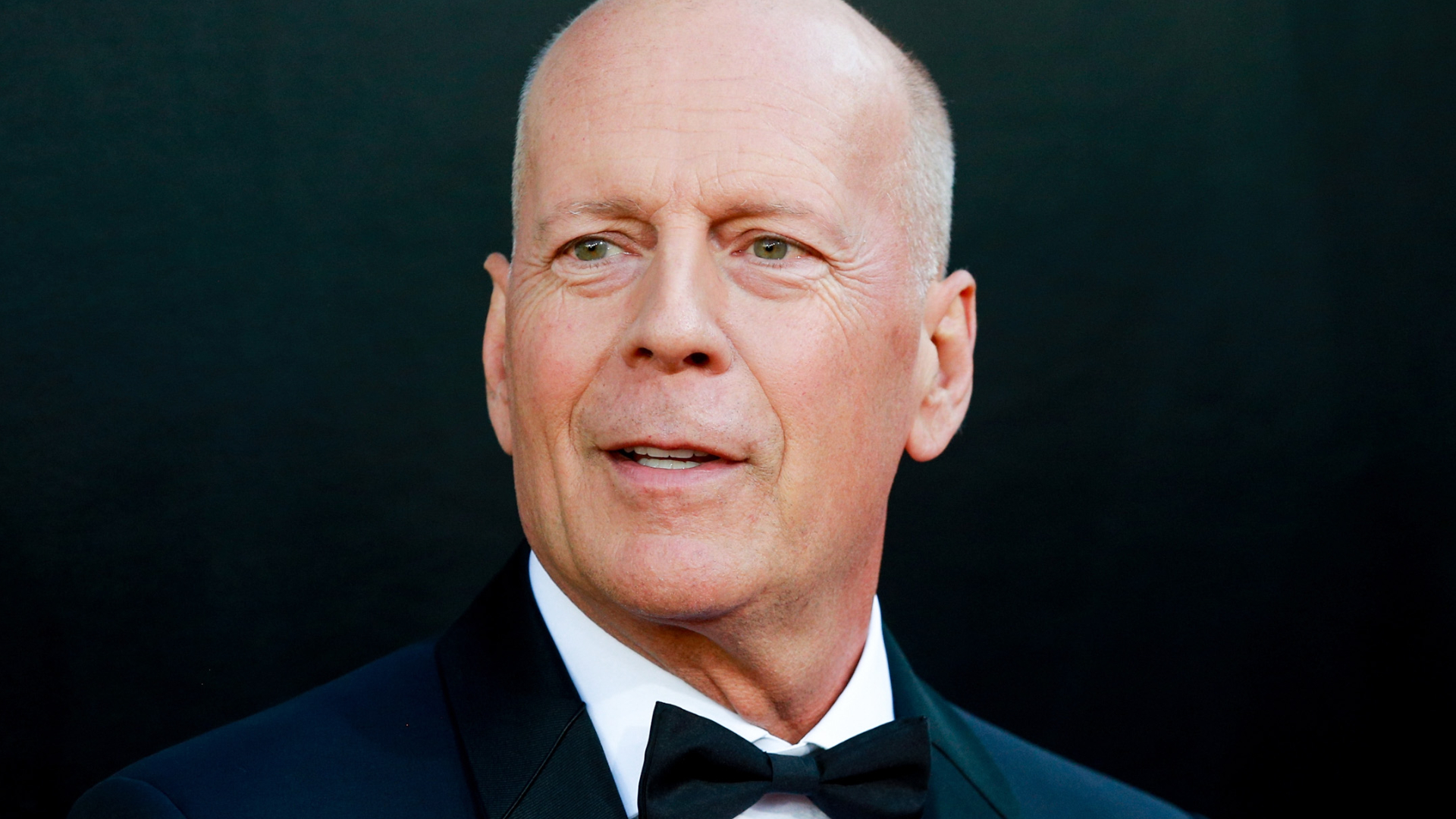 Bruce Willis faz rara aparição pública em Los Angeles após diagnóstico de demência; veja o vídeo
